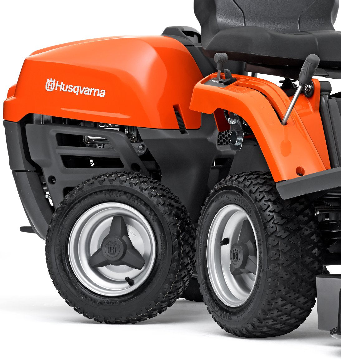 Husqvarna Frontmäher R 112C5 mit Mähdeck Combi 85 - Winterpaket mit Schneeschild, Gummileiste und Schneeketten – Bild 3